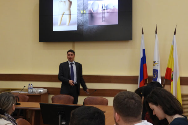 Мастер-класс от ведущих специалистов по эндодонтии и реставрации зубов прошёл в университете