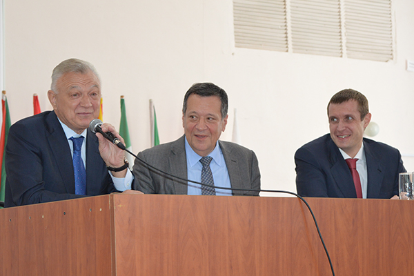 В ДЕНЬ ЗНАНИЙ ГУБЕРНАТОР ОЛЕГ КОВАЛЕВ И ПРЕДСЕДАТЕЛЬ КОМИТЕТА ГОСДУМЫ ПО БЮДЖЕТУ И НАЛОГАМ АНДРЕЙ МАКАРОВ ПРИНЯЛИ УЧАСТИЕ В ЗАСЕДАНИИ УЧЕНОГО СОВЕТА ВУЗА И ТОРЖЕСТВЕННОМ СОБРАНИИ, ПОСВЯЩЕННОМ 1 СЕНТЯБРЯ