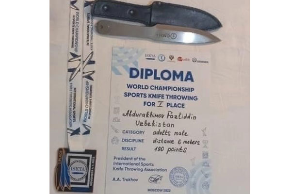 UN SPORTSMAN GAGNE LE CHAMPIONNAT DU MONDE DE LANCER DE COUTEAUX SPORTIFS