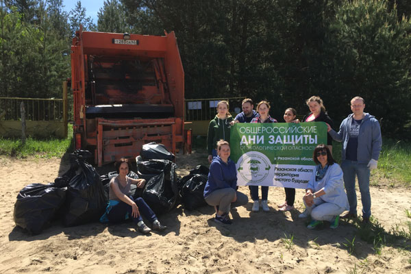 ПРЕПОДАВАТЕЛИ И СТУДЕНТЫ ПРОВЕЛИ ЭКО-АКЦИЮ В СОЛОТЧЕ