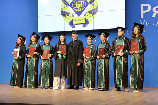НЕ ПРОСТО ДИПЛОМ, А БИЛЕТ В ИНДУСТРИЮ: КАК РЯЗГМУ ГОТОВИТ СПЕЦИАЛИСТОВ, КОТОРЫХ ЖДУТ ФАРМКОРПОРАЦИИ