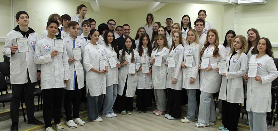 «ЦЕЛЬ – СЕРДЕЧНОСТЬ И МИЛОСЕРДИЕ»: РЕКТОР РЯЗГМУ НАПУТСТВОВАЛ ВЫПУСКНИКОВ МЕДКЛАССОВ