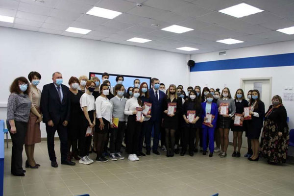 РЕКТОР РЯЗГМУ ВРУЧИЛ СВИДЕТЕЛЬСТВА ВЫПУСКНИКАМ МЕДИЦИНСКОГО КЛАССА В НОВОМОСКОВСКЕ