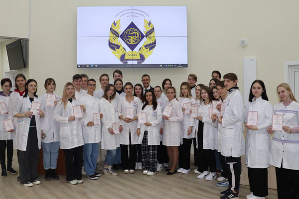 БУДУЩИЕ АБИТУРИЕНТЫ ПОЛУЧИЛИ ПЕРВЫЙ ДОКУМЕНТ РЯЗГМУ ОБ ОБРАЗОВАНИИ