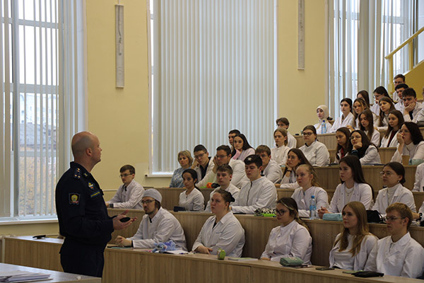 ПАТРИОТИЧЕСКИЙ УРОК В РЯЗГМУ: ВЕТЕРАН БОЕВЫХ ДЕЙСТВИЙ РОМАН ИГОЛКИН ВСТРЕТИЛСЯ СО СТУДЕНТАМИ