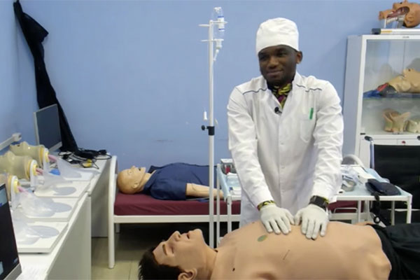 L'ÉTUDIANT DE L’UNIVERSITÉ D’ÉTAT DE MÉDECINE DE RIAZAN SUR UNE CHAÎNE FÉDÉRALE RUSSE