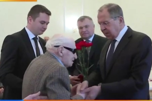 ПРОФЕССОРУ АЛЕКСАНДРУ МИХАЙЛОВИЧУ НОГАЛЛЕРУ МИНИСТР ИНОСТРАННЫХ ДЕЛ РОССИЙСКОЙ ФЕДЕРАЦИИ СЕРГЕЙ ВИКТОРОВИЧ ЛАВРОВ В ГОРОДЕ МЮНХЕН ВРУЧИЛ ЮБИЛЕЙНУЮ МЕДАЛЬ К 75-ЛЕТИЮ ПОБЕДЫ. 