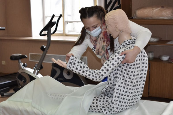 Для михайловских соцработников провели занятие по уходу за лежачими больными