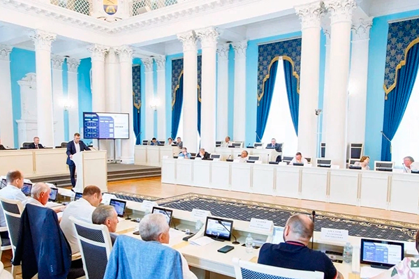 Ректор РязГМУ Роман Калинин представил в Рязанской облдуме опыт сотрудничества медуниверситета со школами