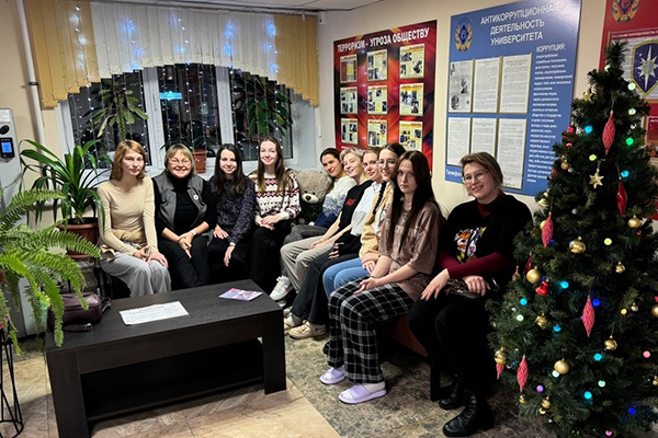 НОВОГОДНЯЯ ВСТРЕЧА ФАКУЛЬТЕТА КЛИНИЧЕСКОЙ ПСИХОЛОГИИ: ДЕКАН, ПРЕПОДАВАТЕЛИ И АКТИВИСТЫ ФАКУЛЬТЕТА ПОСЕТИЛИ ОБЩЕЖИТИЕ