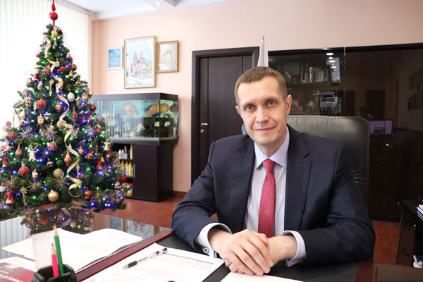 ПОЗДРАВЛЕНИЕ РЕКТОРА УНИВЕРСИТЕТА, ПРОФЕССОРА РОМАНА ЕВГЕНЬЕВИЧА КАЛИНИНА С НОВЫМ ГОДОМ 