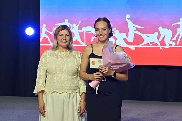 КАПИТАН СБОРНОЙ РЯЗГМУ ПО ПЛАВАНИЮ УДОСТОЕНА ЗНАКА «НАДЕЖДА И ОПОРА»