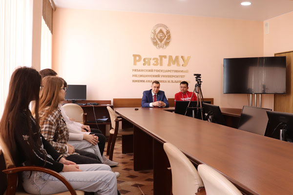 Липецких старшеклассников поздравили с окончанием медицинского класса