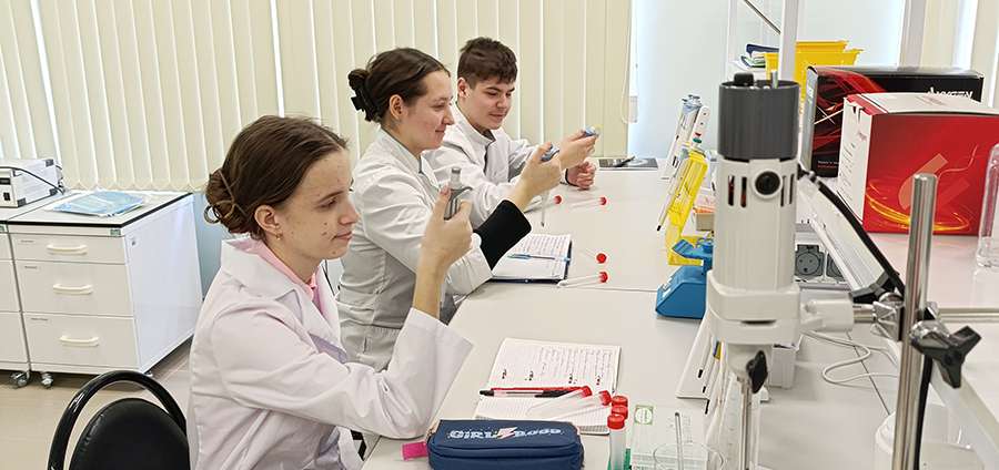 В РязГМУ школьники освоили современные лабораторные методы на курсе «Биология в действии»