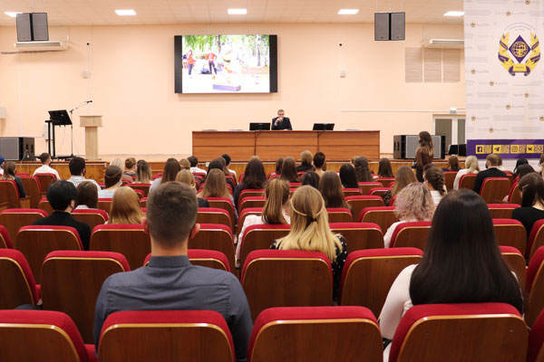  РЕКТОР ВРУЧИЛ БЛАГОДАРНОСТИ ВОЛОНТЕРАМ УНИВЕРСИТЕТА