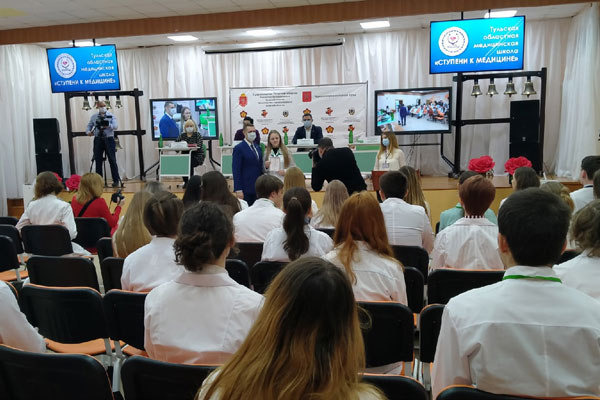 РЕКТОР РЯЗГМУ ВРУЧИЛ ТУЛЬСКИМ ШКОЛЬНИКАМ СВИДЕТЕЛЬСТВА ОБ ОКОНЧАНИИ ОБЛАСТНОЙ МЕДИЦИНСКОЙ ШКОЛЫ